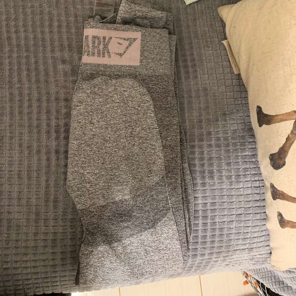 Gym shark leggings